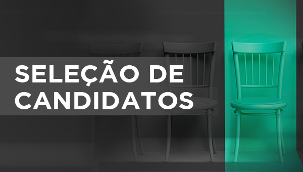 poster para o curso seleção de candidatos com a imagem de três cadeira iguais e apenas uma delas destacada em verde